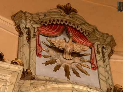 Queste reggono un raffinato fastigio che reca al centro una colomba su una nuvola